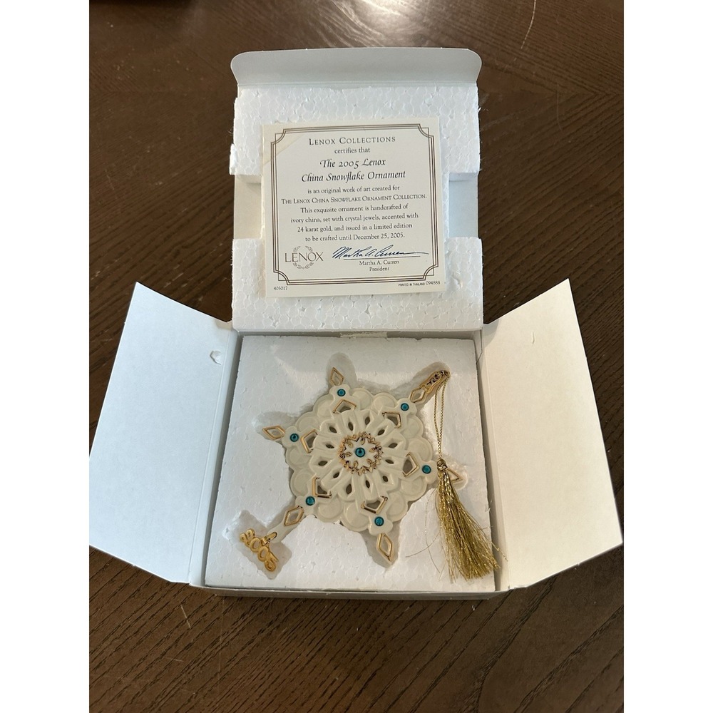 Lenox 2005 Snowflake Ornament 24 Karat Gold - Picture 2 of 5
